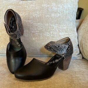 Toolie from L'Artiste by Spring Step